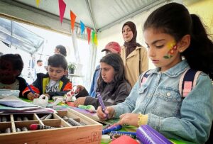 Barn som ritar under Artikulleka.