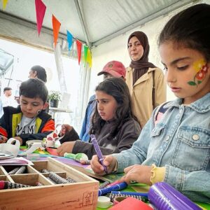 Barn som ritar under Artikulleka.